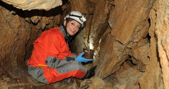 Carmen Usúa con el acetre recién liberado