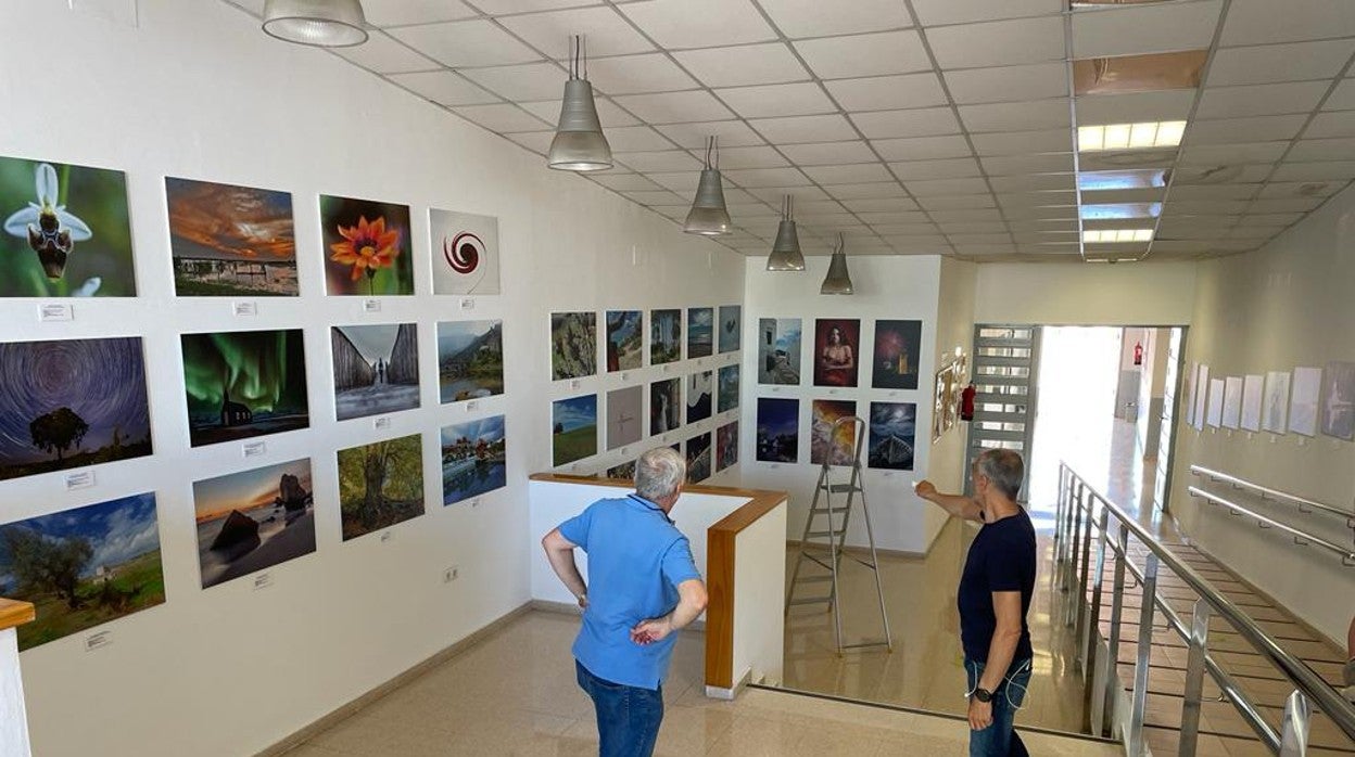 Últimos retoques de esta exposición fotográfica