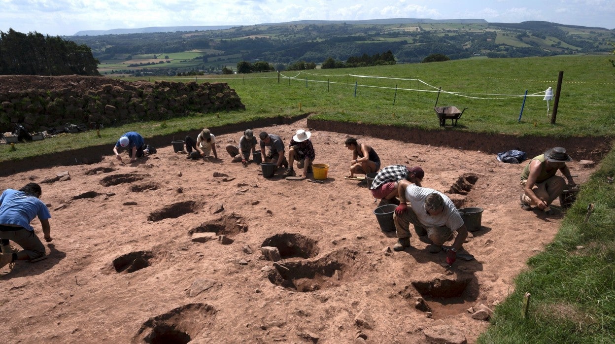 Comienzo de las excavaciones en la Piedra de Arturo