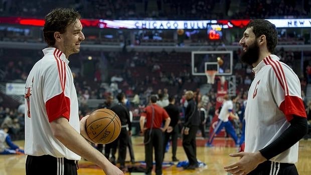 Pau Gasol y Mirotic, durante un partido con los Bulls