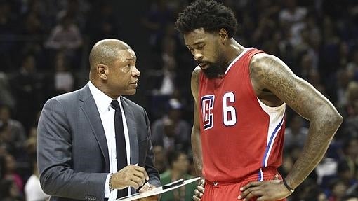 Doc Rivers da instrucciones a DeAndre Jordan