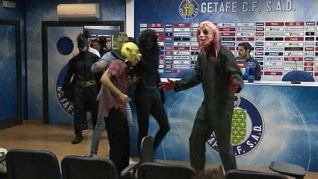 Los jugadores del Barcelona en el momento de acceder a la sala de prensa de Getafe