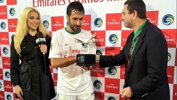 Raúl, recibiendo el premio de mejor jugador del partido
