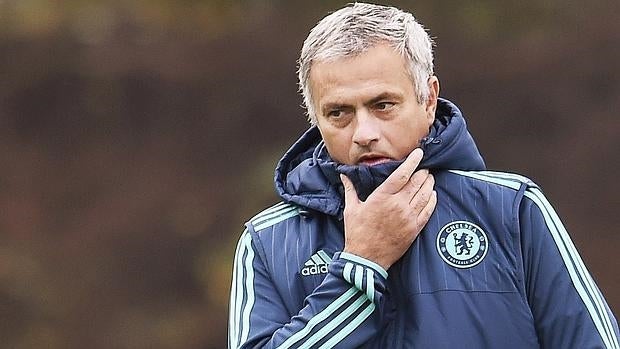 Mourinho, en un entrenamiento del Chelsea