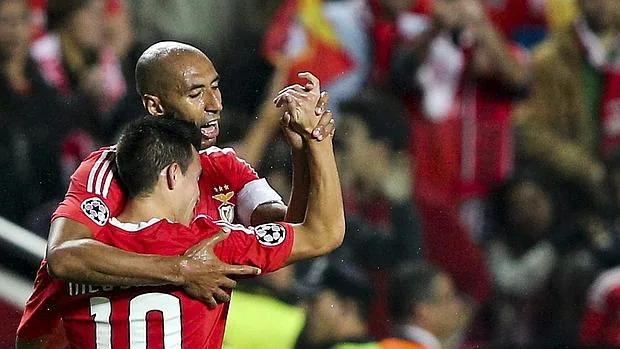 Luisao celebra un gol con su compañero Nico Gaitan