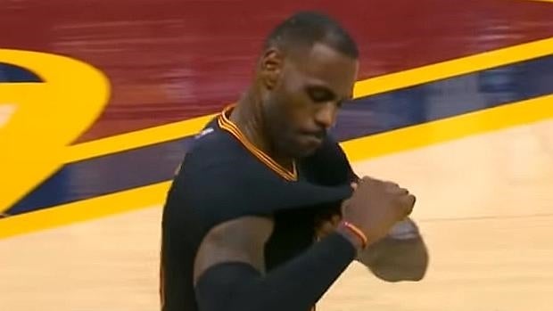 LeBron se harta de las mangas largas