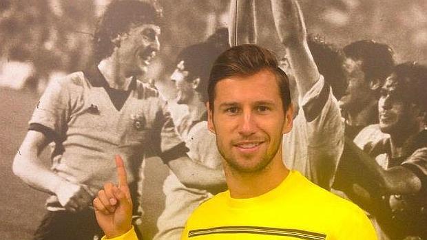 Krychowiak: «Estoy contento y orgulloso de continuar en el Sevilla»