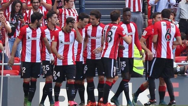 Los jugadores del Athletic celebran su primer gol ante el Español