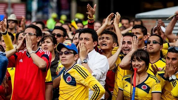 Aficionados colombianos viendo un partido del Mundial de Brasil