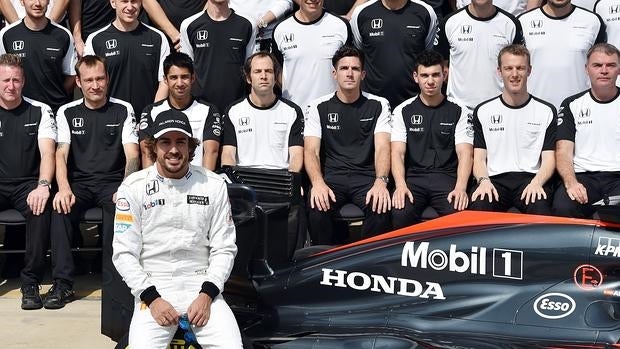 Fernando Alonso, junto al equipo McLaren en Brasil