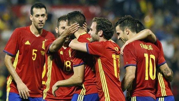 Mario Gaspar celebra su gol, el primero de España