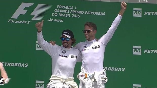 Alonso y Button bromean en el podio de Interlagos
