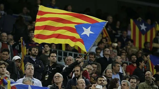 Una bandera independentista en el Camp Nou
