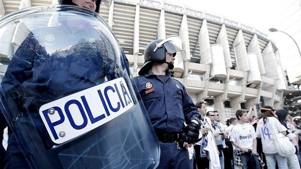 Policía junto al Bernabéu en un Real Madrid-Barcelona