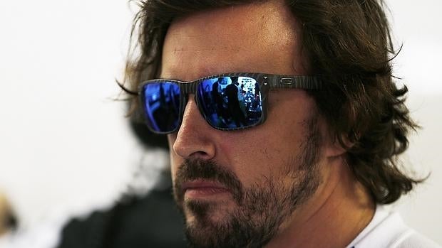 Fernando Alonso, en el box de McLaren