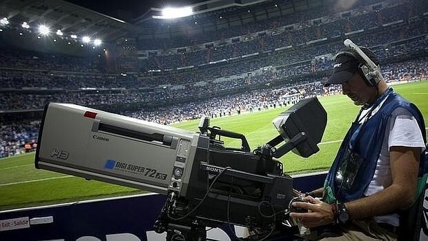 Una cámara de televisión en un partido jugado en el Bernabéu
