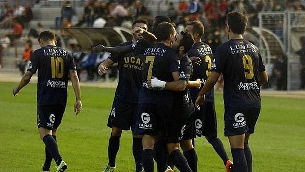 Los jugadores del UCAM Murcia celebran un gol