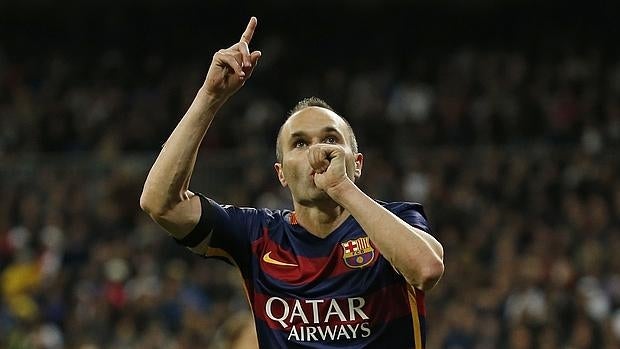 Iniesta celebra su gol en el Bernabéu