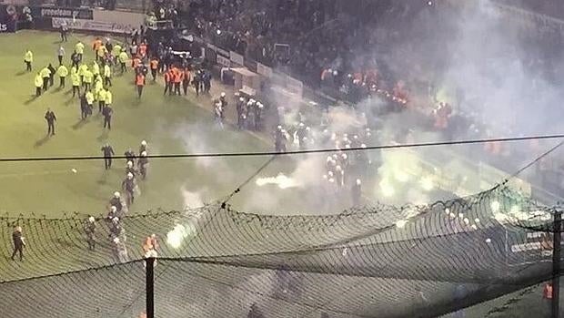 Lanzamiento de bengalas en el estadio Apóstolos Nikolaidis