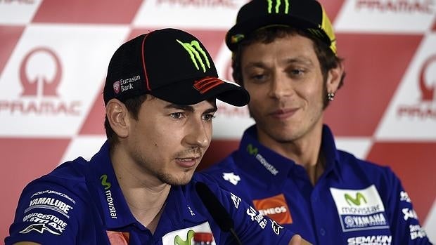 Lorenzo, con su compañero y rival, Valentino Rossi