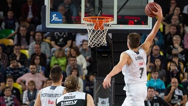 Luka Doncic se dispone a machacar el aro ante el Bilbao Basket