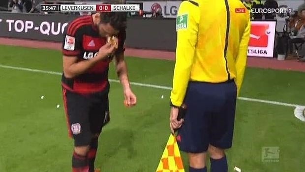 Calhanoglu bendice los trozos de pan