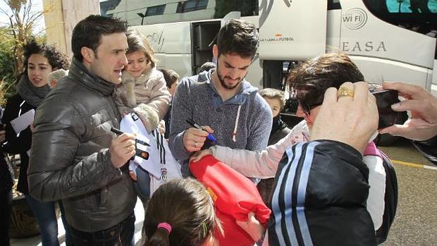 Dos futbolistas del Real Madrid firmarán autógrafos en Cádiz