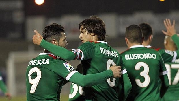 Los jugadores del Athletic celebran el gol de Sola