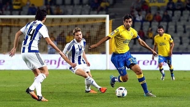 Valerón, ante Illarramendi y Rubén Pardo, en una jugada del Las Palmas-Real Sociedad