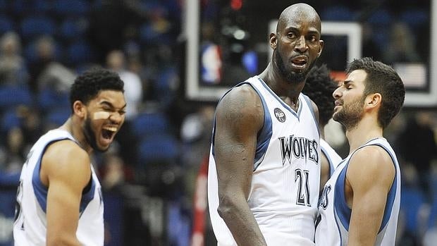 Garnett y Rubio, con Towns detrás, en el partido ante los Clippers