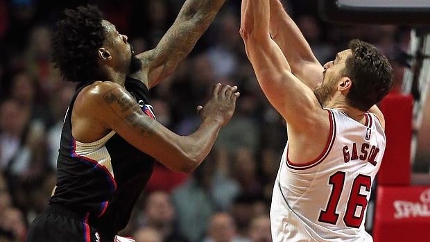 Pau Gasol lucha por un rebote