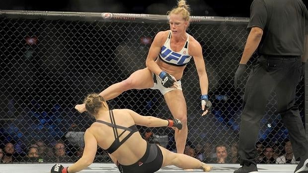 Holm patea a Rousey el pasado 14 de noviembre