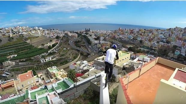 Danny MacAskill, un acróbata en los tejados de Gran Canaria