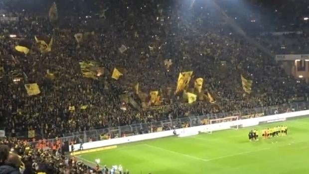 La grada del Borussia canta a sus jugadores