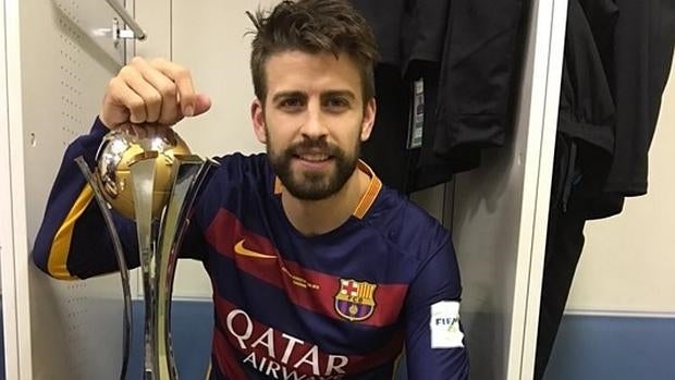 Piqué, en el vestuario, con la copa del Mundial de Clubes