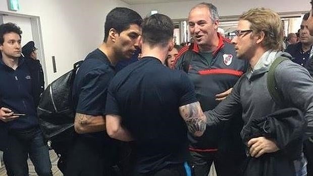 Messi, junto a Luis Suárez, en el aeropuerto de Tokio