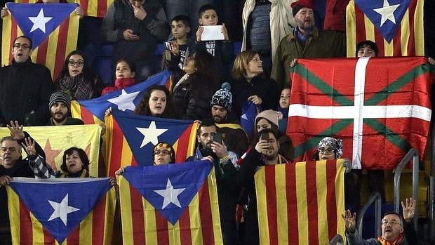 Las esteladas fueron protagonistas en el Camp Nou