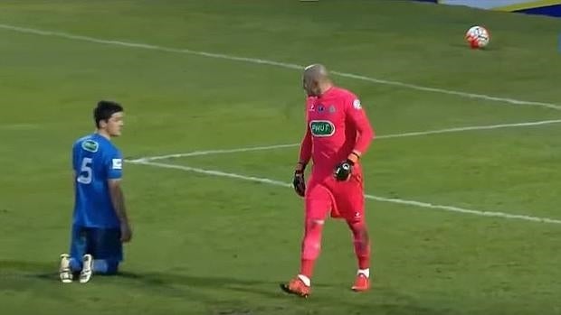 Ruffier, portero del Saint Etienne, llama «payaso» a un jugador amateur tras pararle un penalti