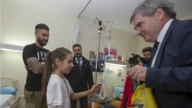 Vizcaíno y Cristian visitan a los niños en el hospital Puerta del Mar