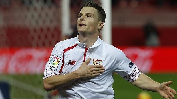 Gameiro hace creer al Sevilla