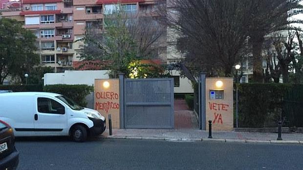 Pintadas en la casa del presidente y de varios consejeros del Betis: «Ollero mentiroso, vete ya»