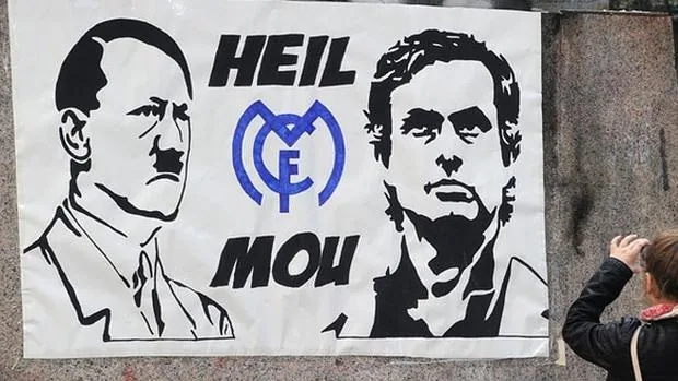 Pancarta en las inmediaciones del Bernabéu que compara a Mourinho con Hitler