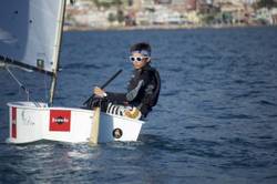 Carlos Flethes, líder de la Copa de Andalucía de Optimist,