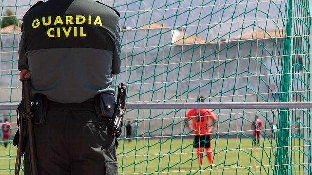 La Guardia Civil, en un partido en el estadio Antonio Ballesteros de Pulianas