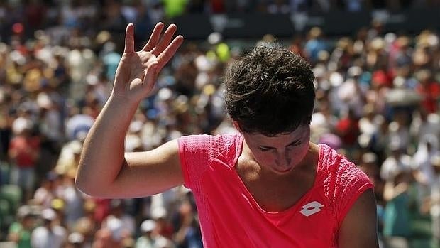 Carla Suárez saluda al público de Melbourne tras perder contra Radwanska