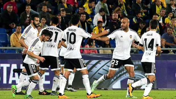 Los jugadores del Valencia celebran el gol de Rodrigo