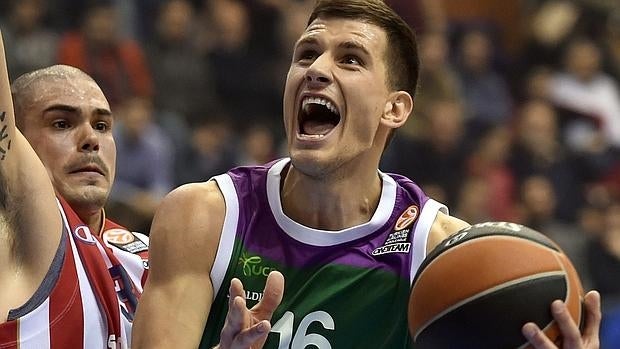 Efes toma el Carpena y complica a Unicaja el Top 16