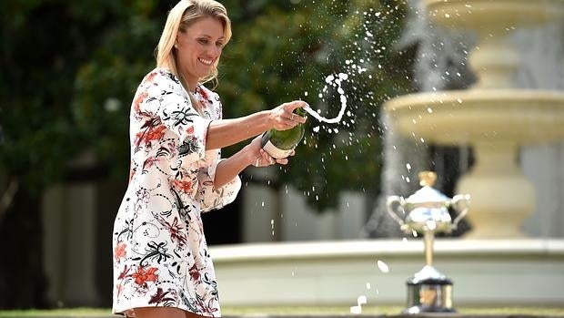 Las sonrojantes dificultades de Kerber con el champán