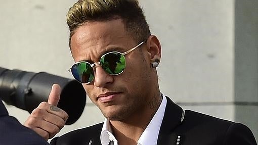 Neymar saluda a la salida de la Audiencia