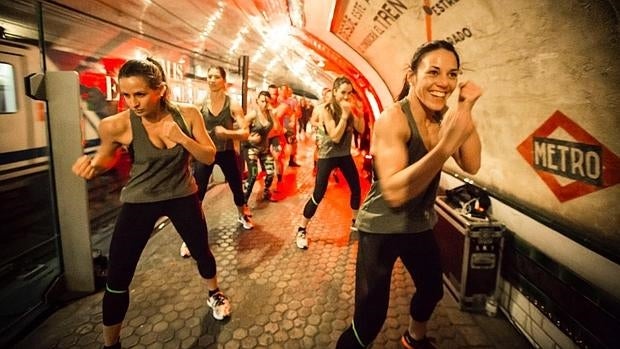 Imagen de la clase de Fitness celebrada en la estación de metro de Chamberí